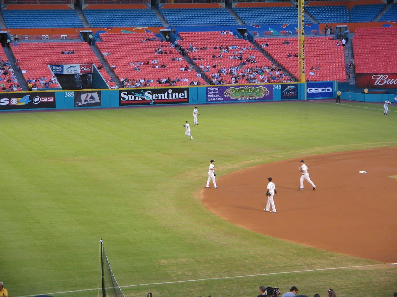 Sun Life Stadium, 2008 — 2006 Florida Marlins squad 15:31, 30 March 2008 . . Fredler Brave . . 2,048×1,536 (931 KB)